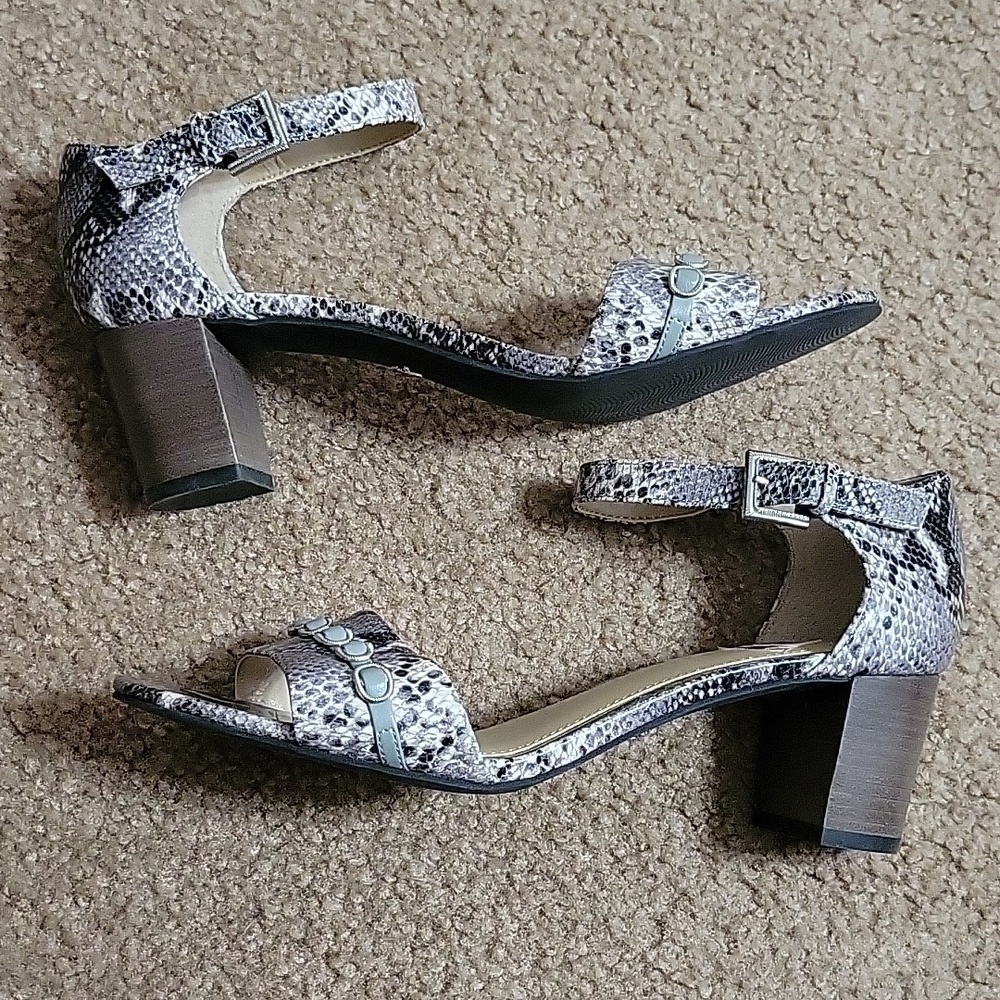 Judith Ripka Grey Snakeskin Leather Sandle Size 9.5 M - Picture 2 of 13
